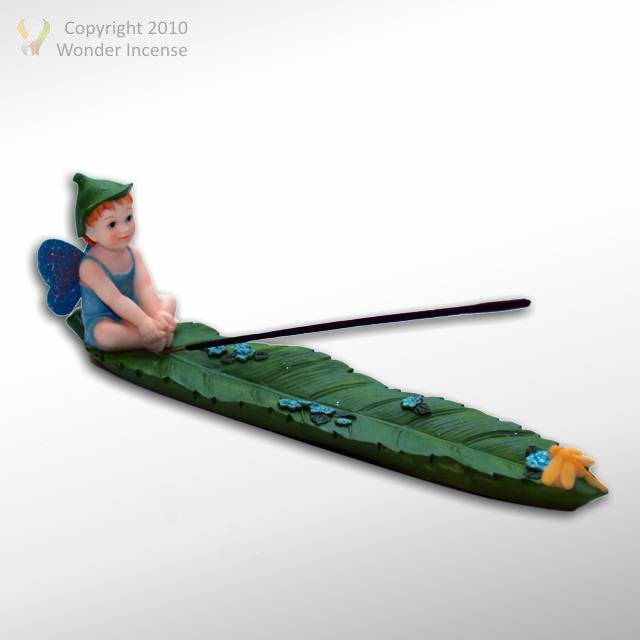 Boy sitting on Leaf Ash Catcher - Blue