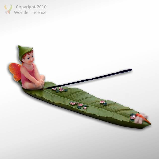 Boy sitting on Leaf Ash Catcher - Pink