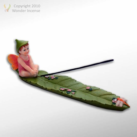 Boy sitting on Leaf Ash Catcher - Pink